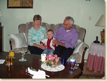 20051226-03 Kerst op de bank met opa en oma